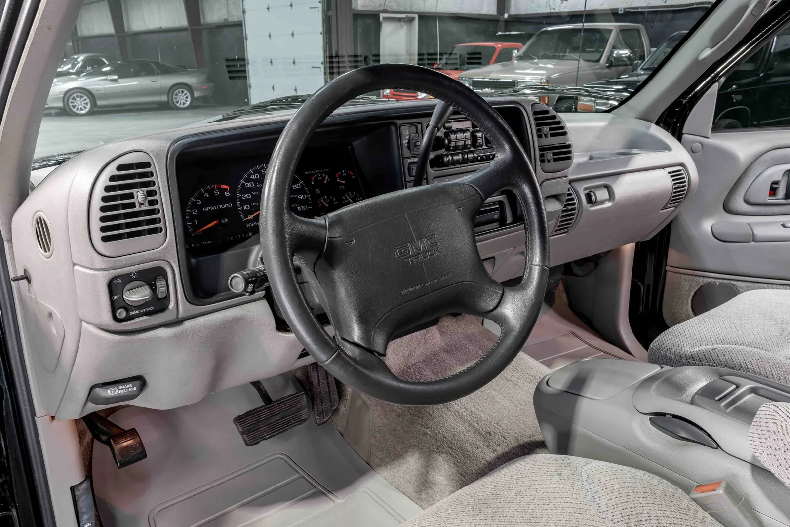  1996-GMC-Yukon-Black-521711-46.jpg
